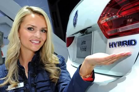 2012NewYorkAutoShowLadies1_96c3d.jpg