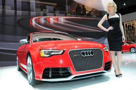 2012NewYorkAutoShowLadies3_e16f4.jpg