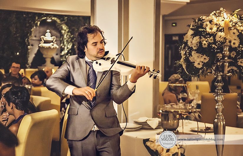 Fotografía de boda con violinista en el Hotel RL Ciudad de Úbeda